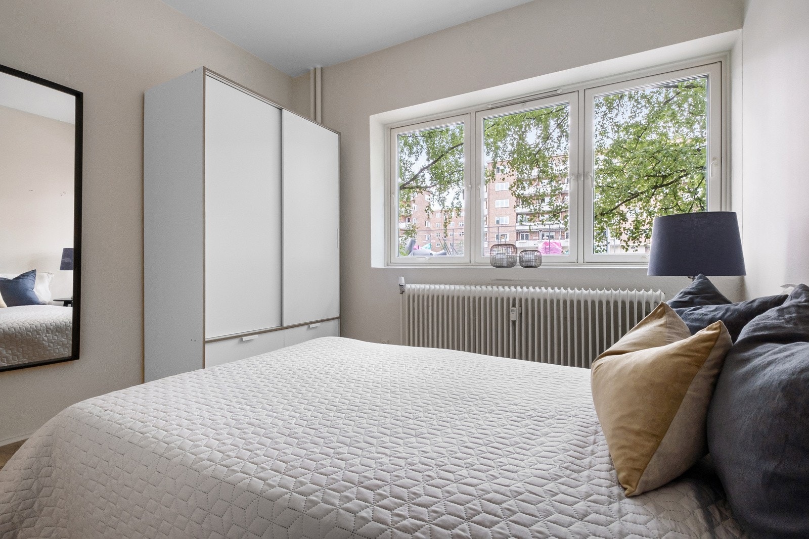 Garderobeskap medfølger handelen. Galleribilde