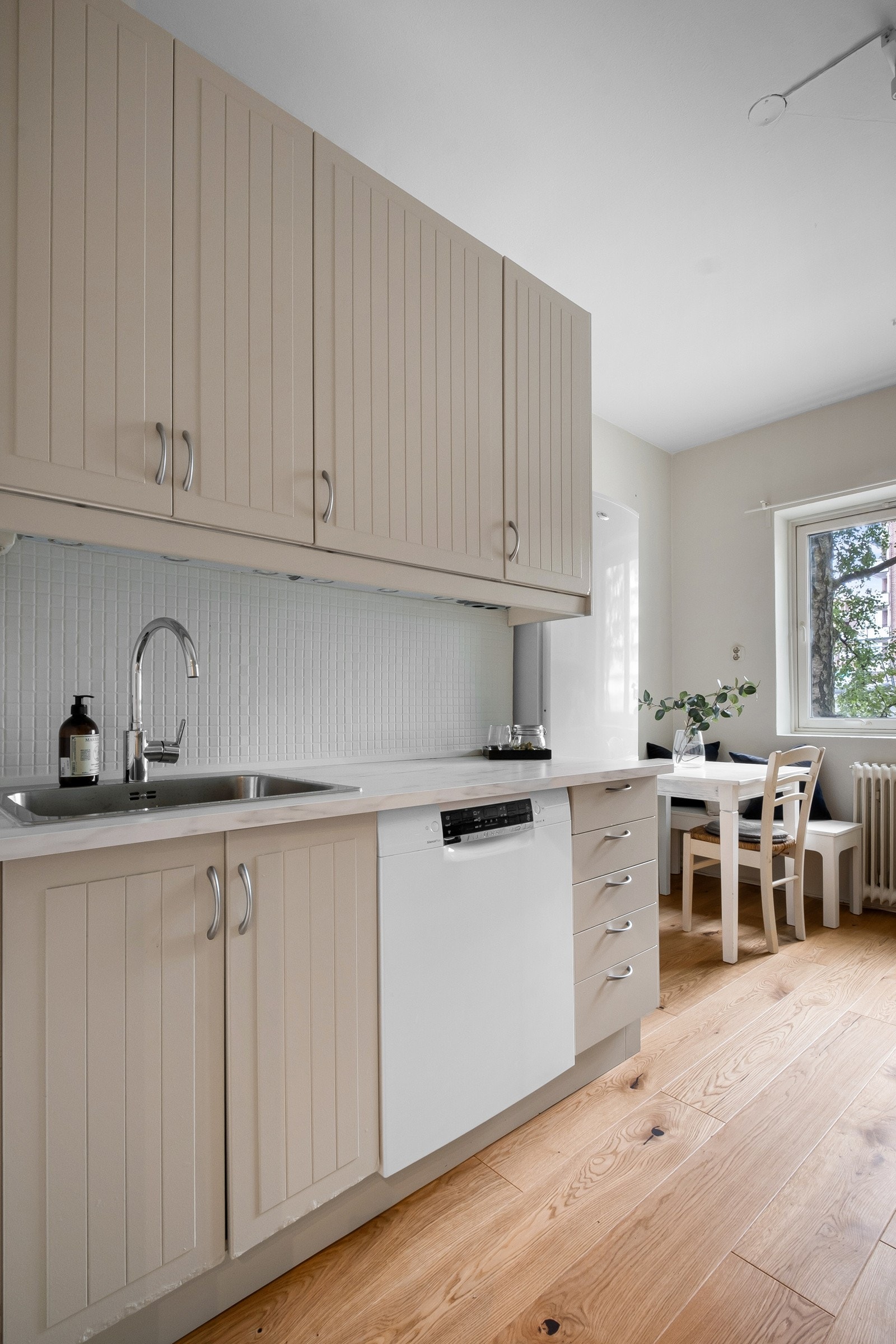 Frontene er nymalte i 2022 og det er montert ny benkeplate og kum. Galleribilde