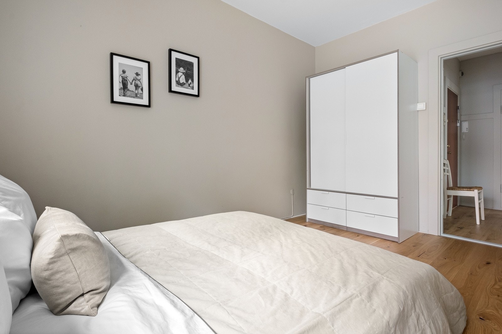 Garderobeskap medfølger. Dette rommet kan også benyttes som en stue om ønskelig. Galleribilde