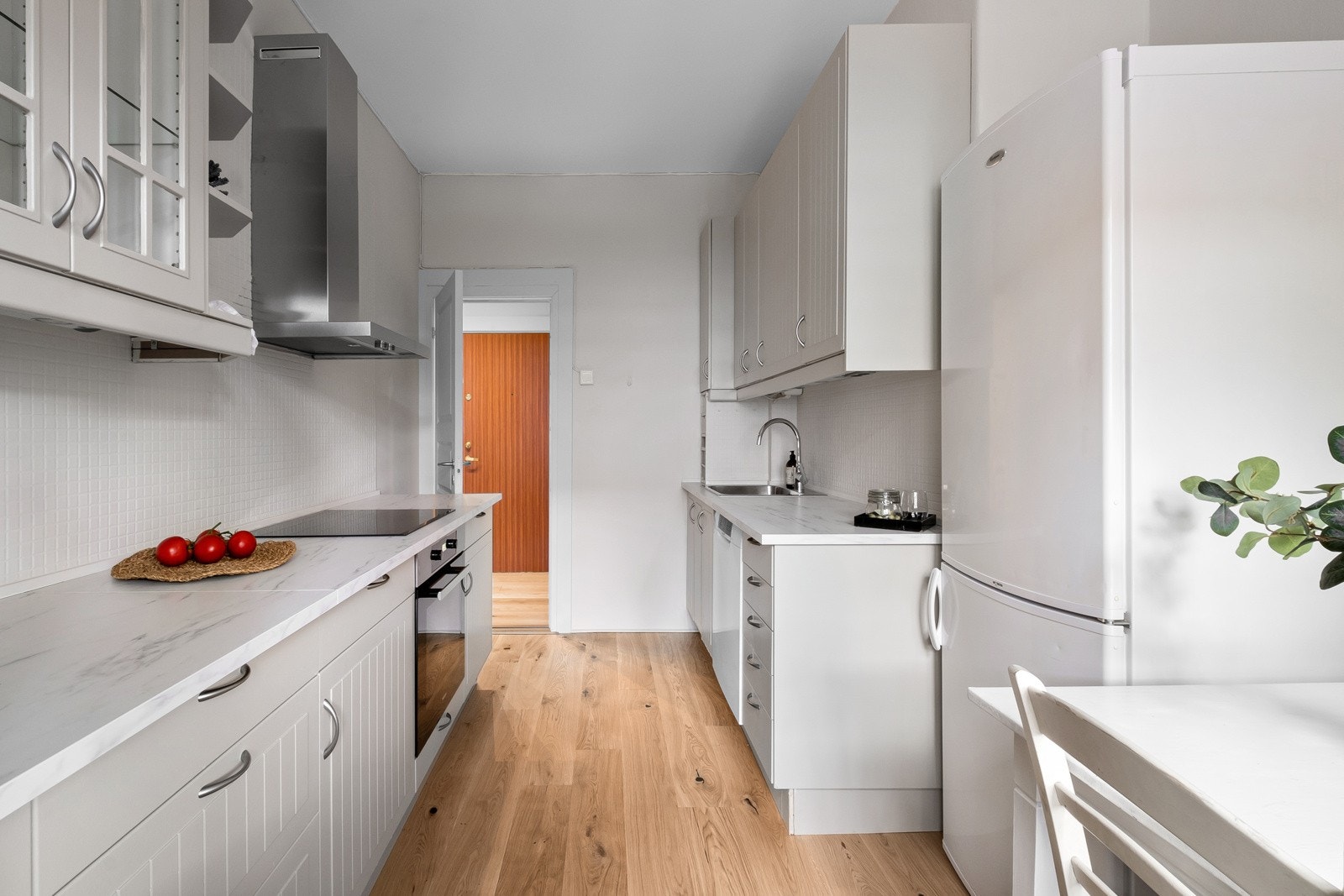 Masse benkeplass. Det er lagt ny en-stavs eikeparkett i hele leiligheten i 2022. Galleribilde