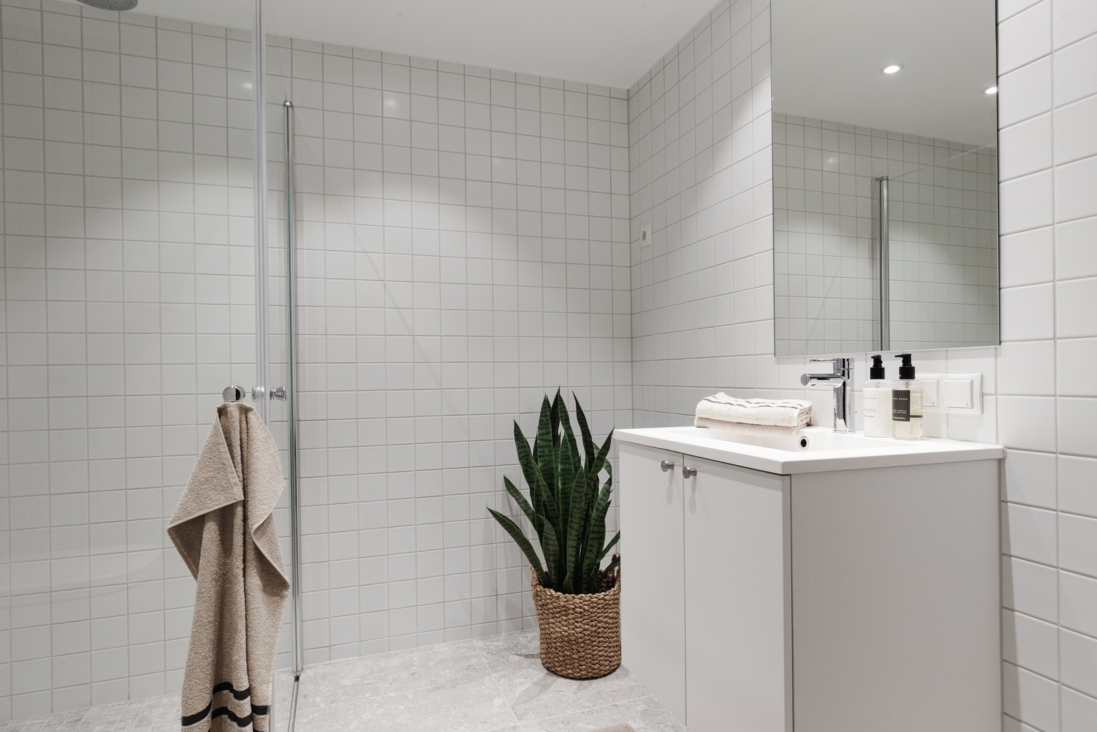 Lekkert bad med delikate vendbare dusjdører. Det er opplegg til vaskemaskin på badet. Galleribilde