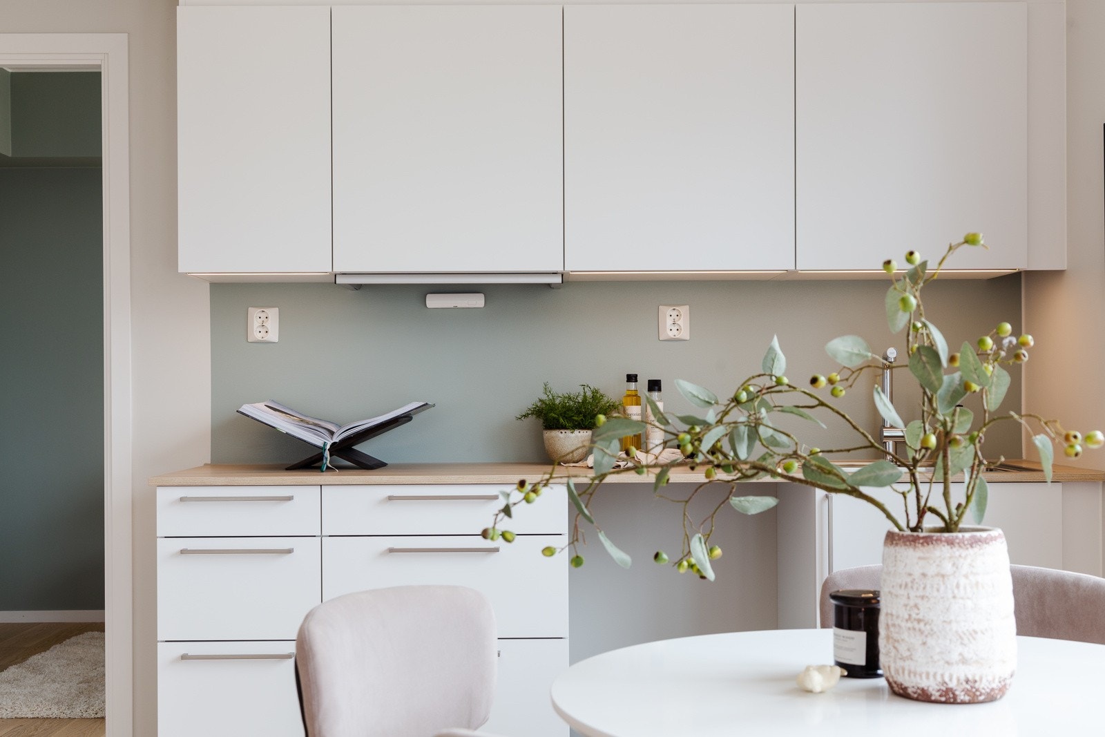 Laminat benkeplate med nedfelt kum i rustfritt stål. Lyslister under overskap. Ventilator. Opplegg for oppvaskmaskin. Galleribilde