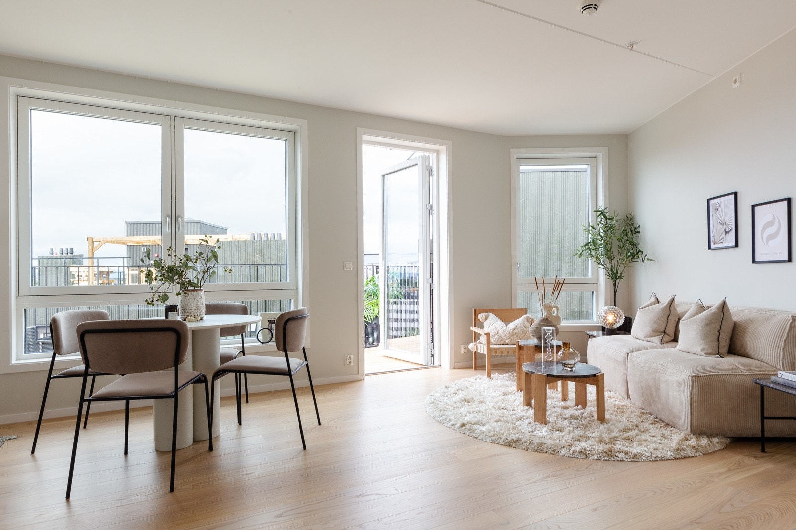 Romslig og innbydende stue med store vinduer som slipper inn rikelig med naturlig sollys. Galleribilde