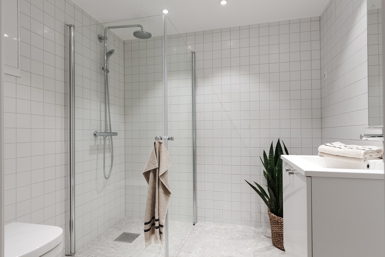 Lekker bad med Vannbåren gulvvarme tilknyttet felles varmeanlegg er lagt i entré, stue/kjøkken, soverom og bad Galleribilde