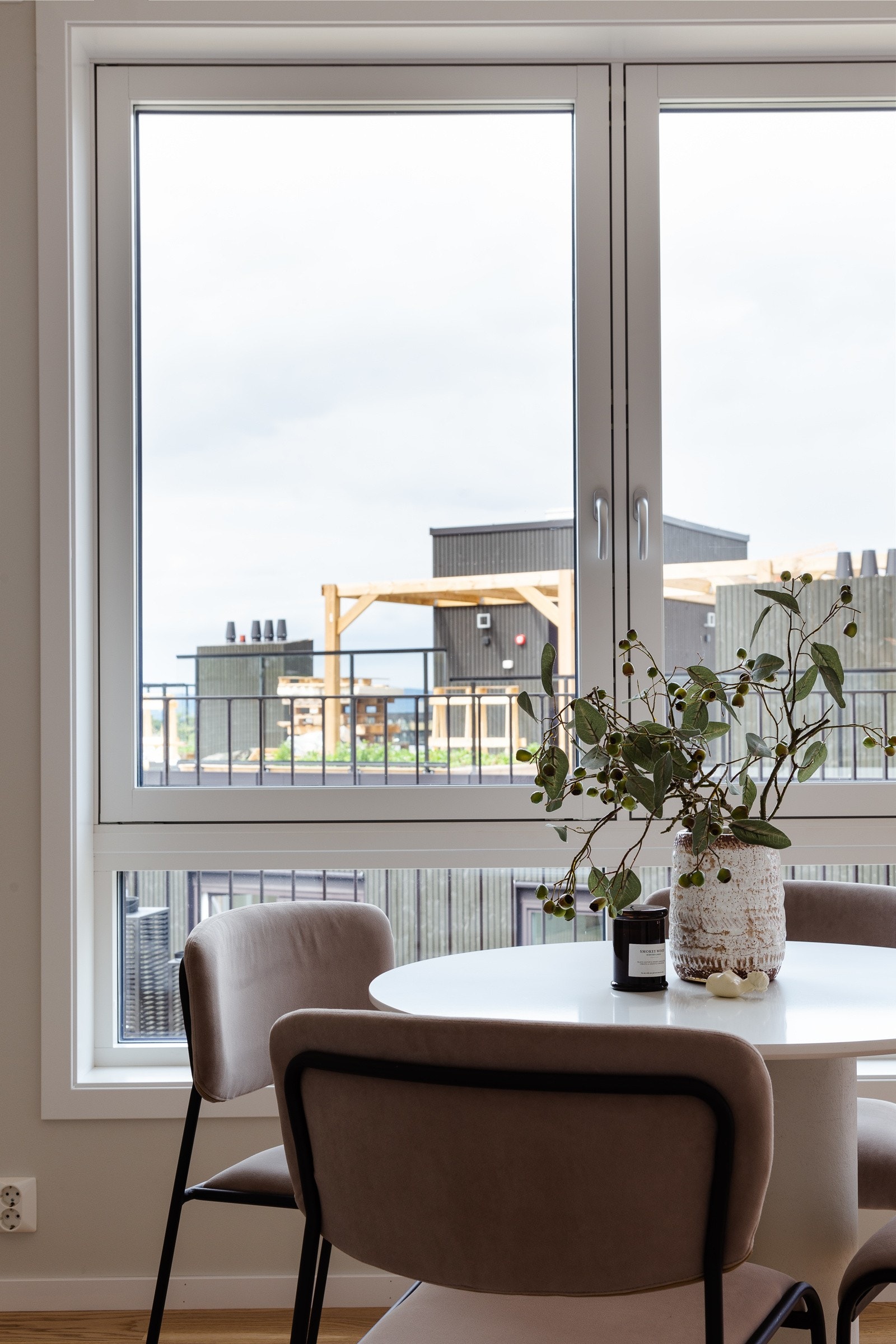 God plass til spisebord på kjøkkenet Galleribilde