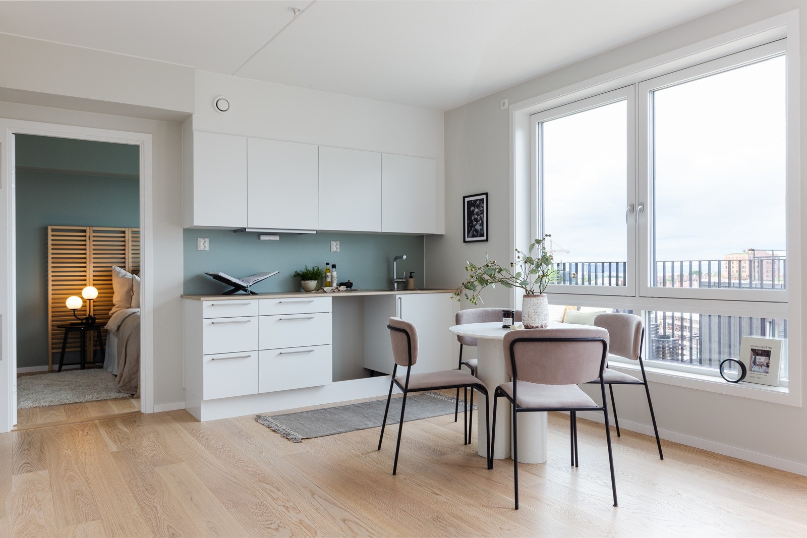 Stilig HTH kjøkkeninnredning fra 2022 med glatte fronter. Galleribilde