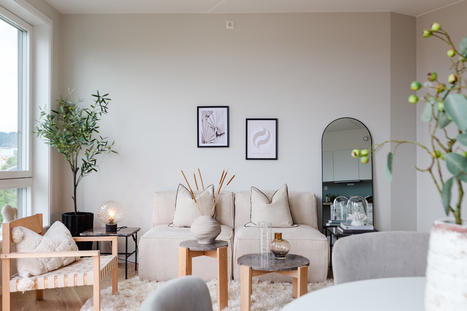 Koselig stue med god plass til sofa med tilhørende møbler Galleribilde