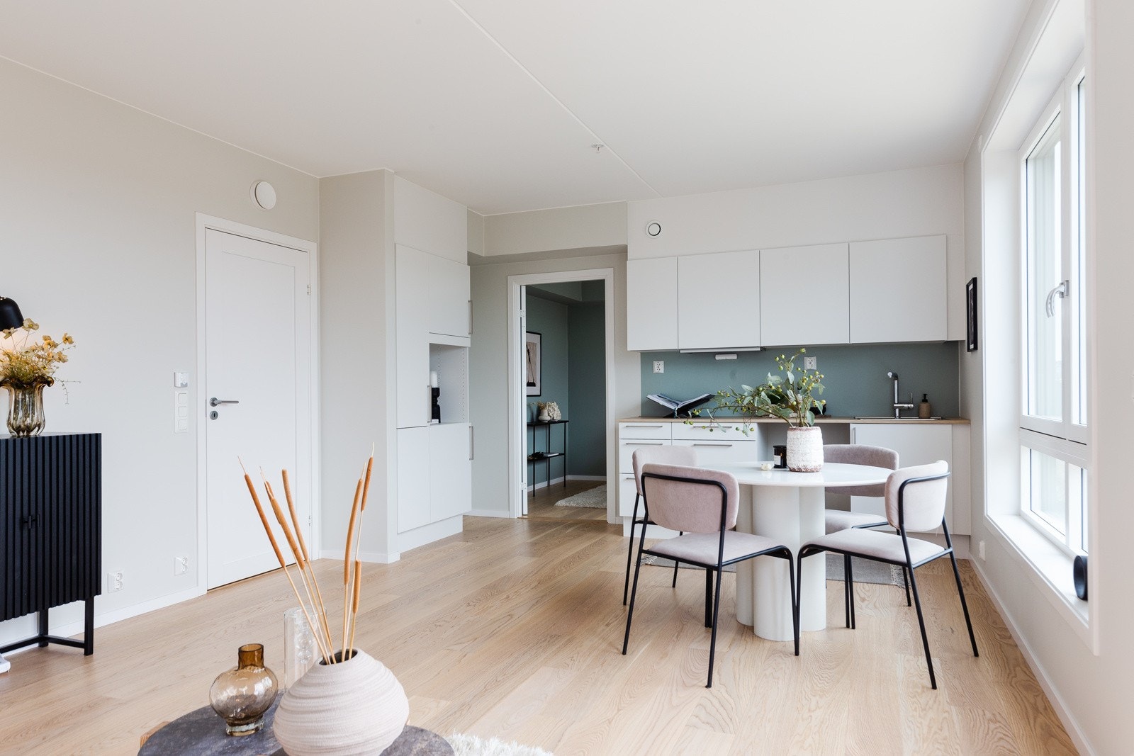 Kjøkkenet har godt med skap- og benkeplass. Galleribilde