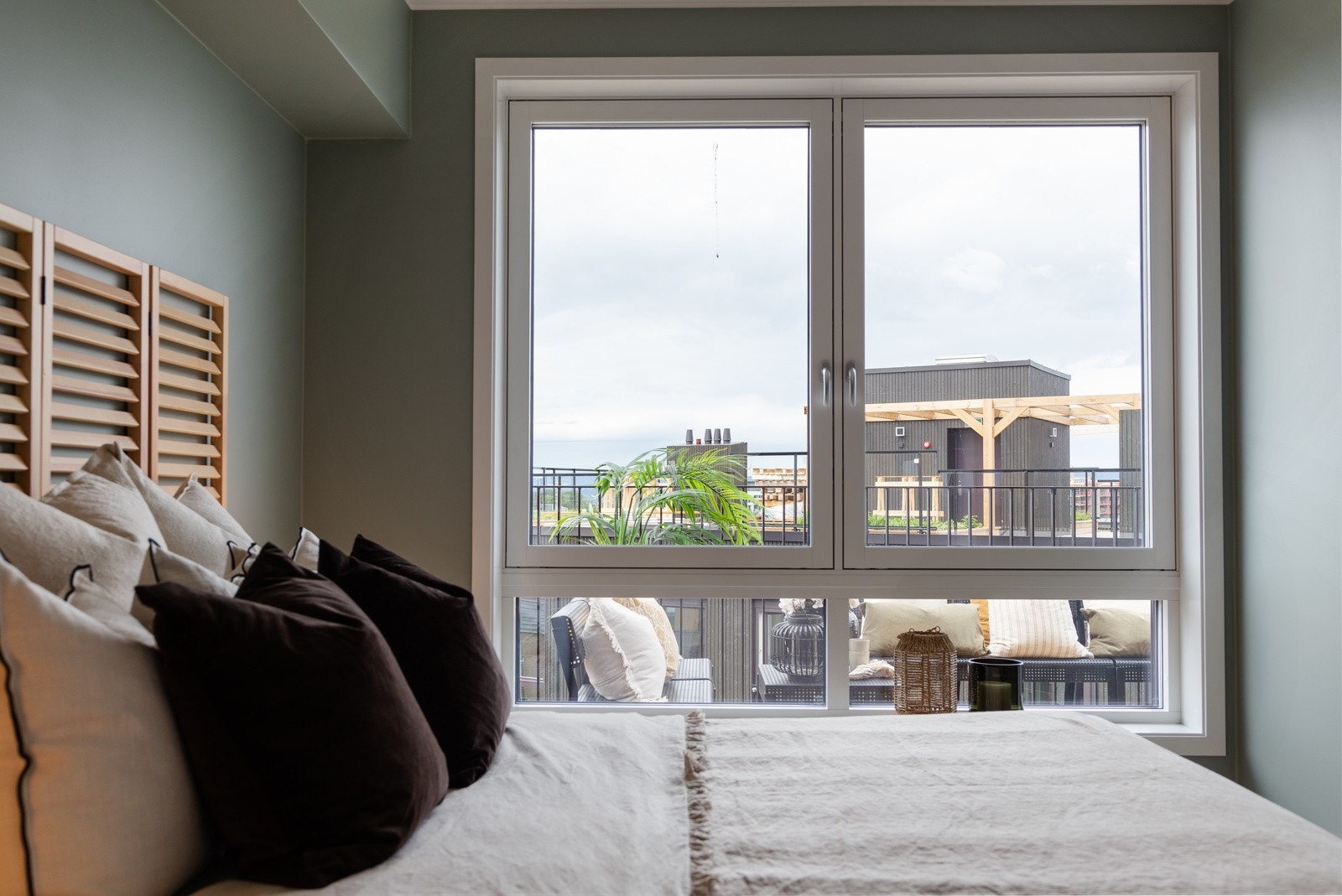 Det er god plass til dobbeltseng og nattbord. Galleribilde