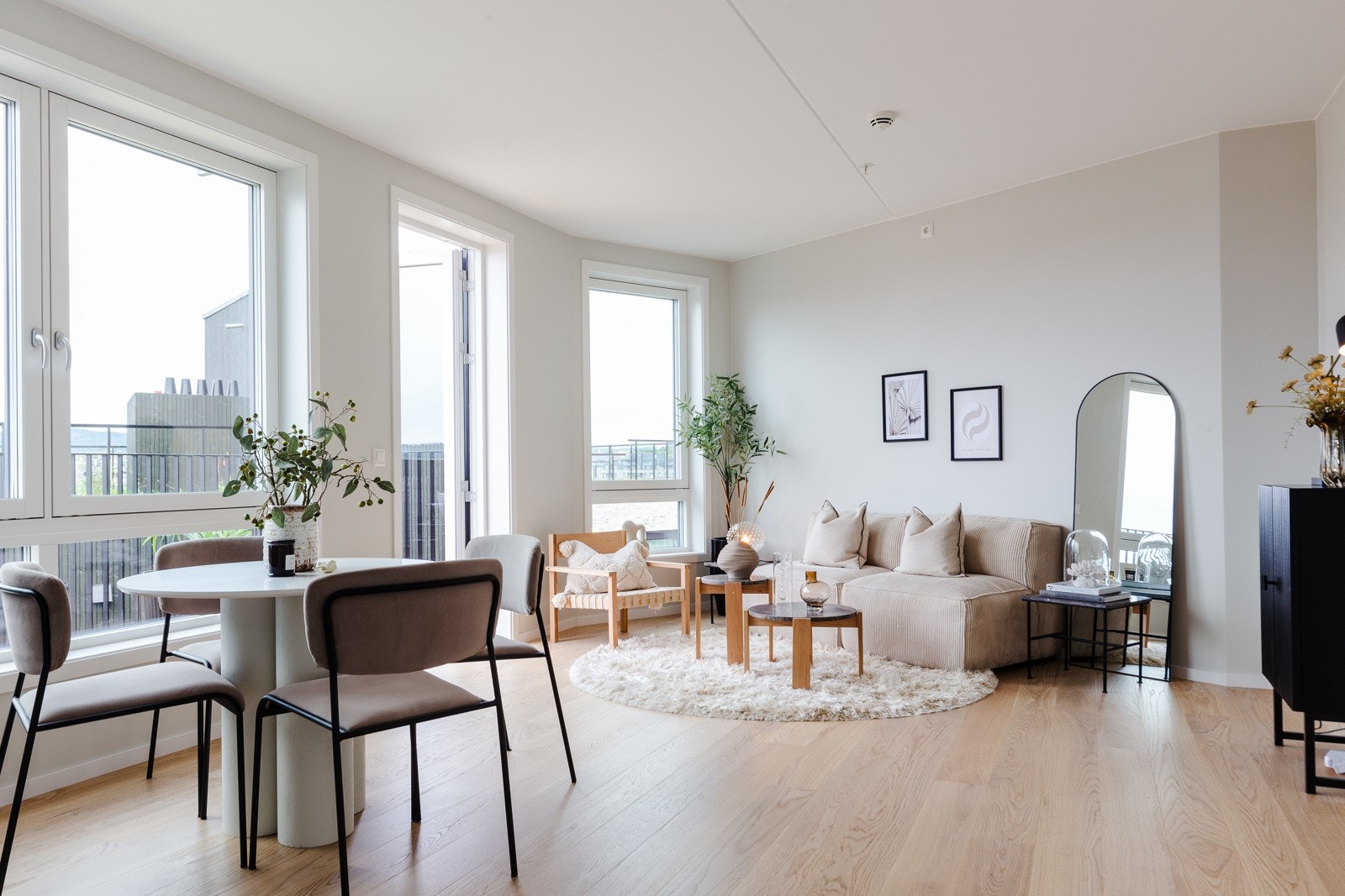 Leiligheten har moderne kvalitetsløsninger som enstavs eikeparkett, vannbåren gulvvarme, kjøkken fra HTH Galleribilde