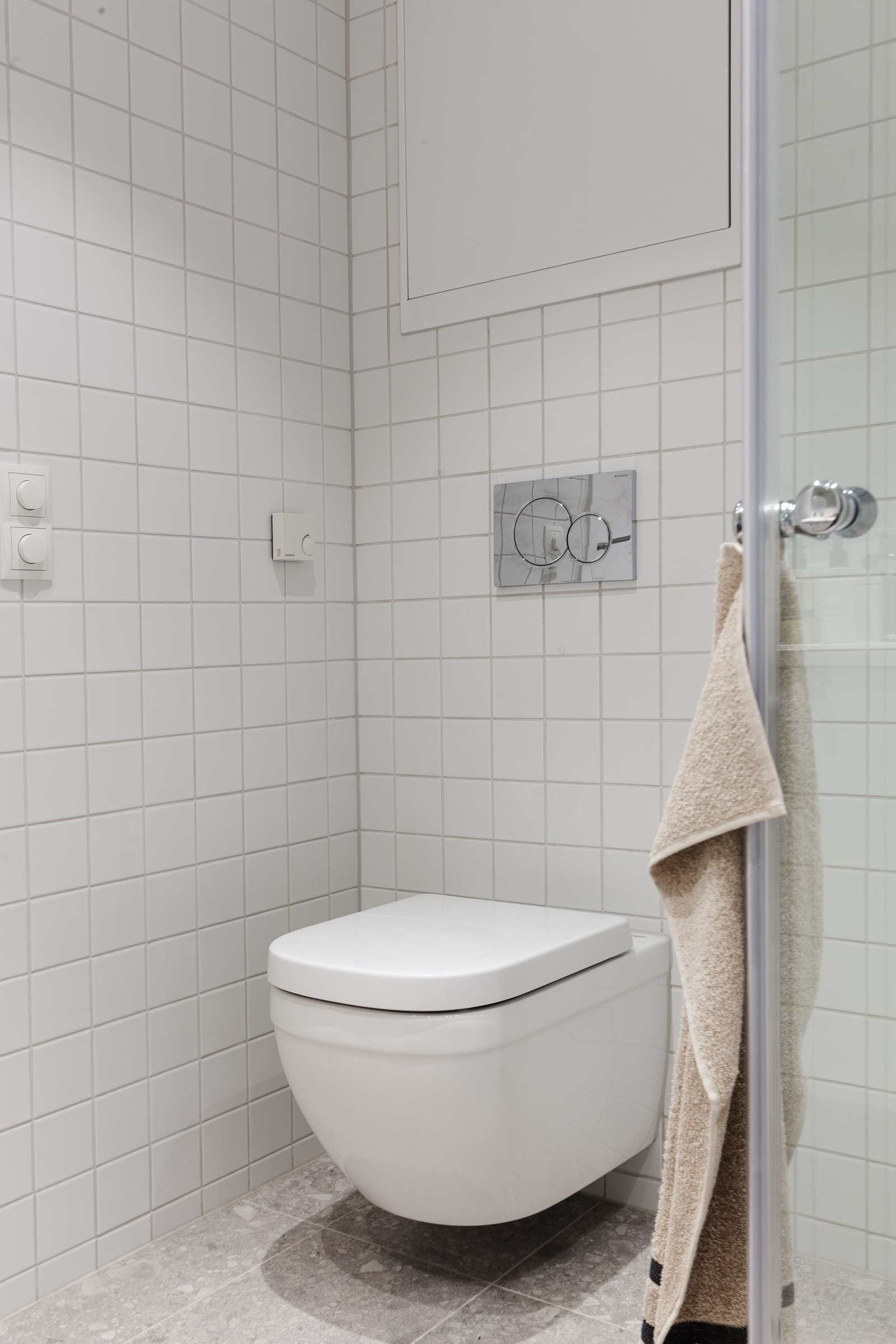 Lekkert bad med pene flislagte overflater Galleribilde