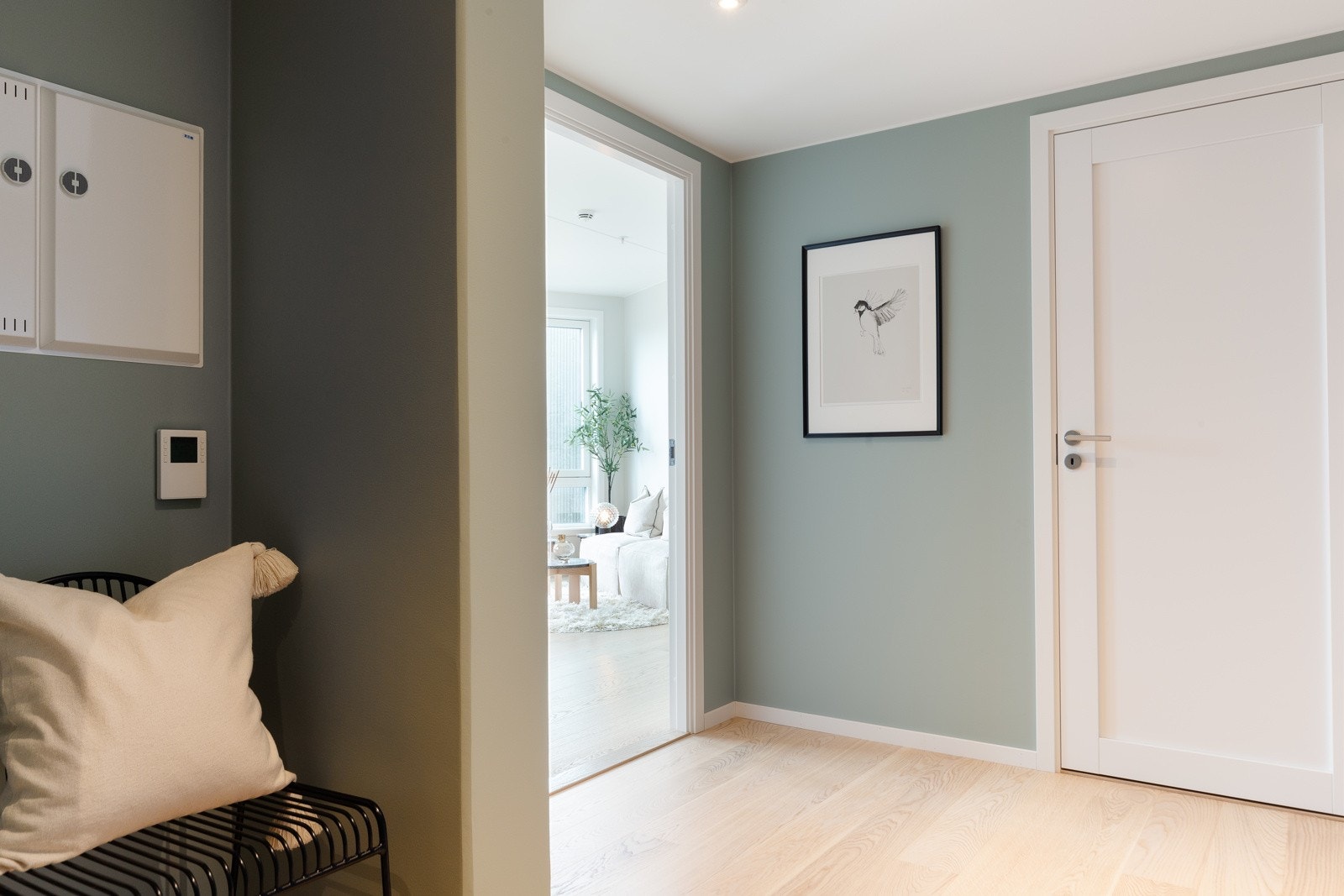 Sjarmerende entré med god plass for avheng av yttertøy og sko. Galleribilde