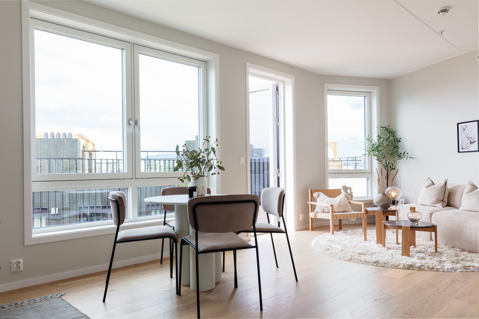 Fra stuen er det utgang til en stor solrik balkong på ca. 16 kvm. Galleribilde