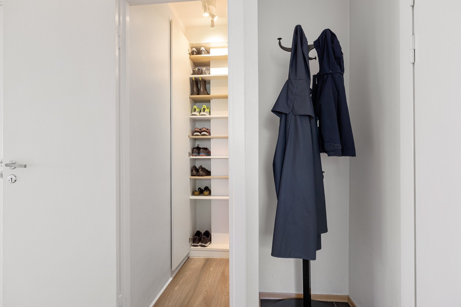 Praktisk med adkomst til garderobe/omkledningsrom fra entréen. Galleribilde