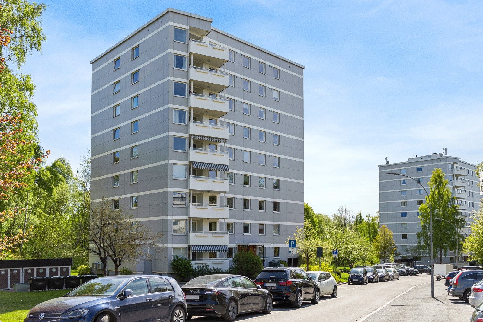 Det er offentlig parkering i gaten utenfor. Borettslaget har i tillegg faste plasser som leies ut etter ansiennitet. Galleribilde