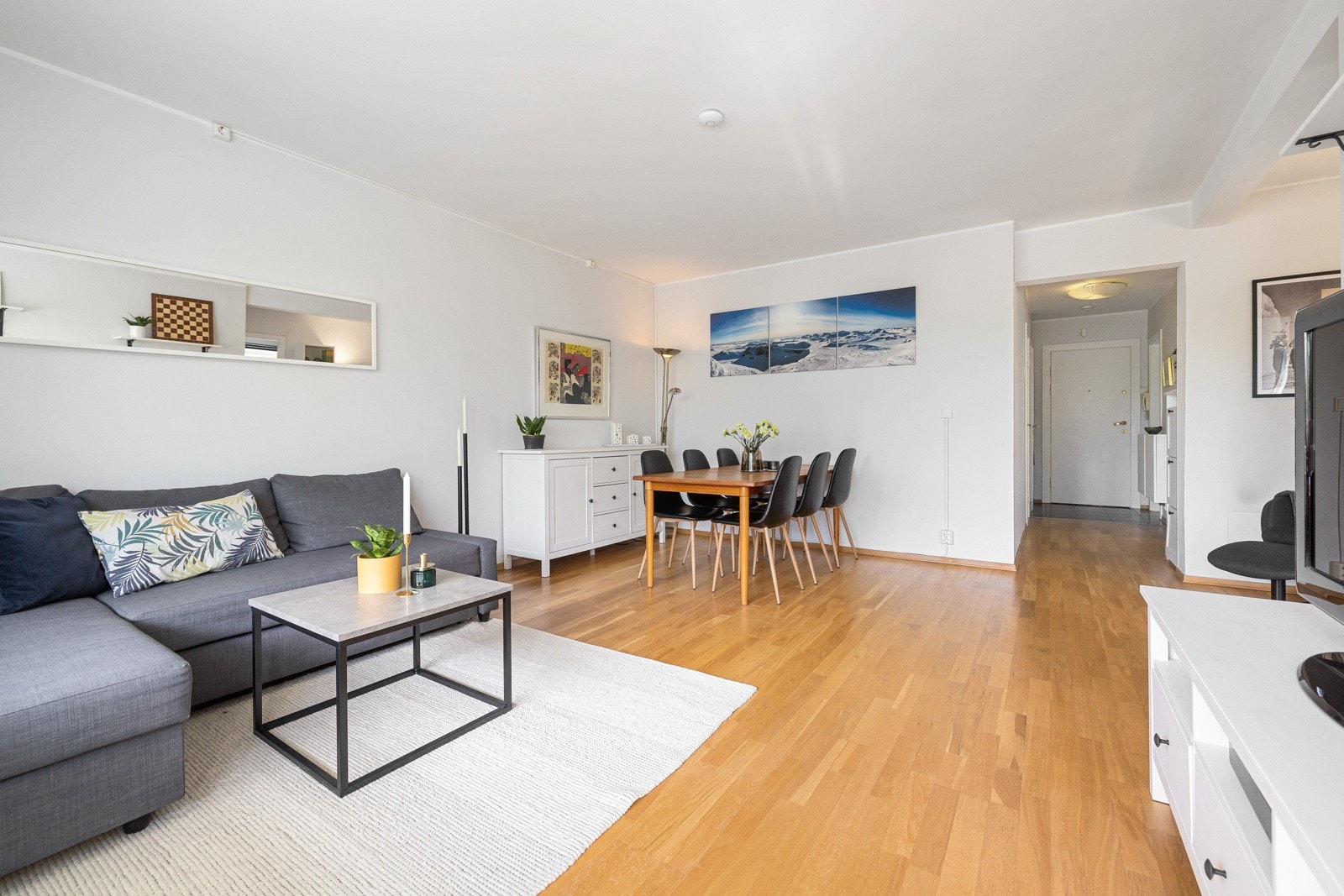 Lys og fin stue med plass til både sofakrok og spisebord. Stuen har godt med lysinnslipp fra vindu og balkongdør. Galleribilde