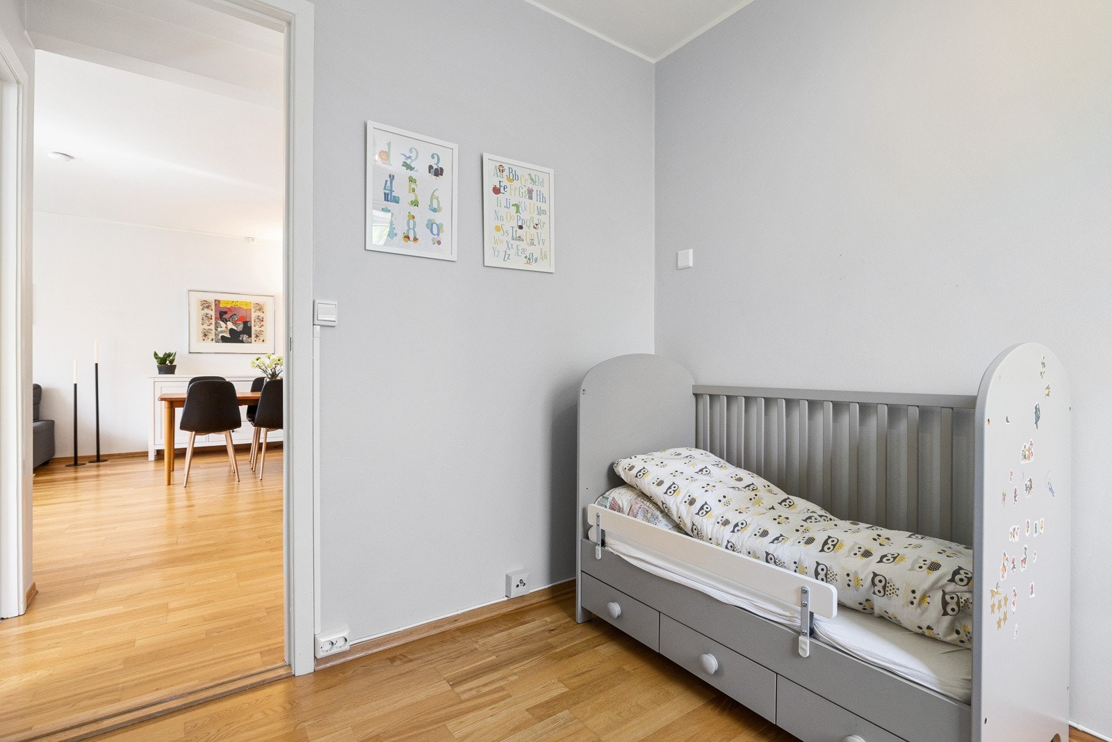 Hyggelig barnerom med plass til seng og møblement. Galleribilde