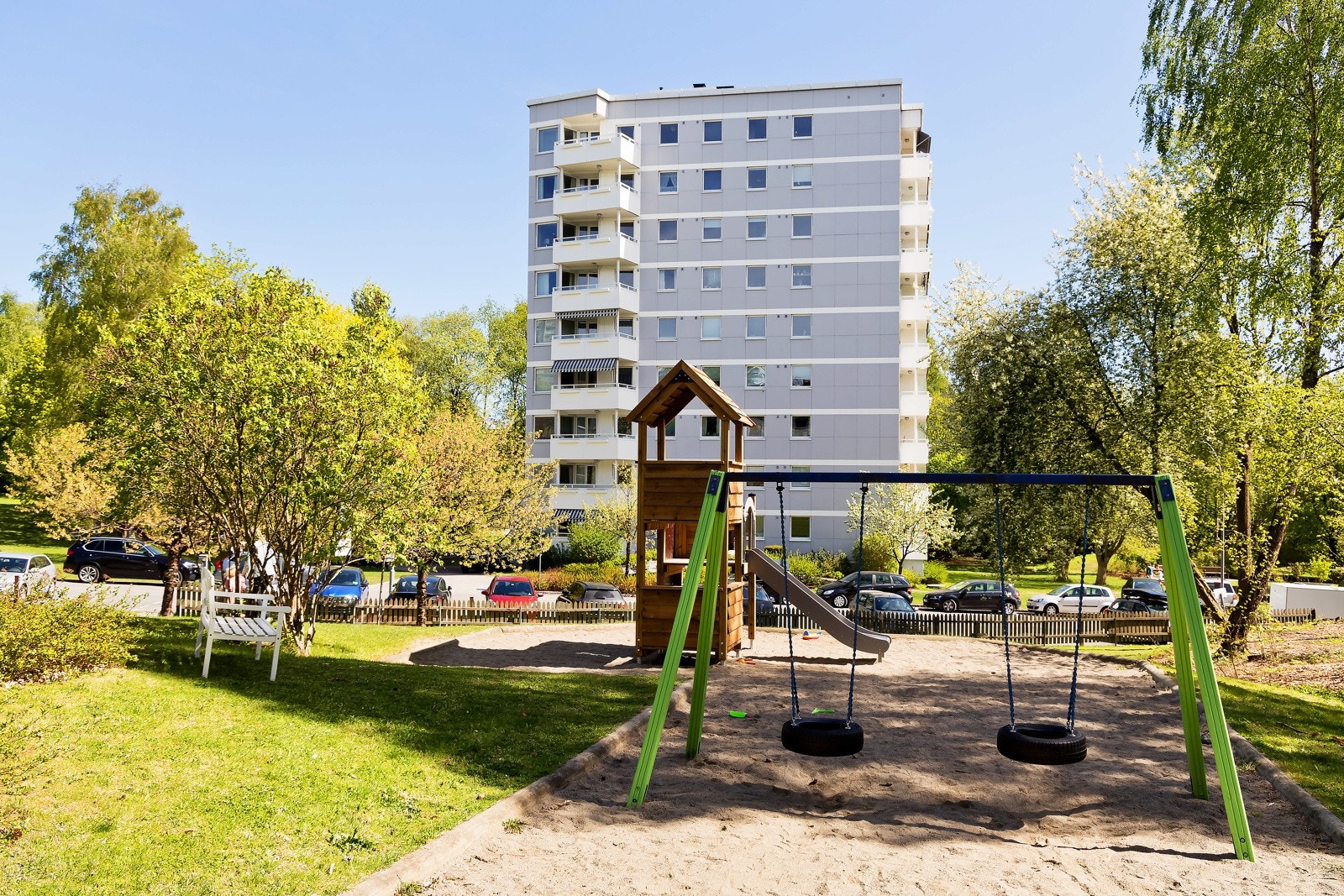 Meget barnevennlig område. Borettslaget fikk montert nytt lekestativ i 2022. Galleribilde