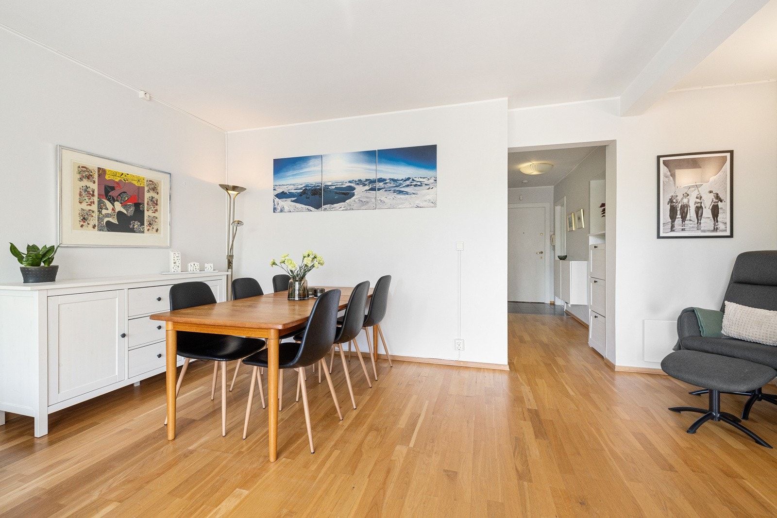 Leiligheten har parkettgulv og alt av vegg- og himlingsflater er malt opp i senere år. Galleribilde