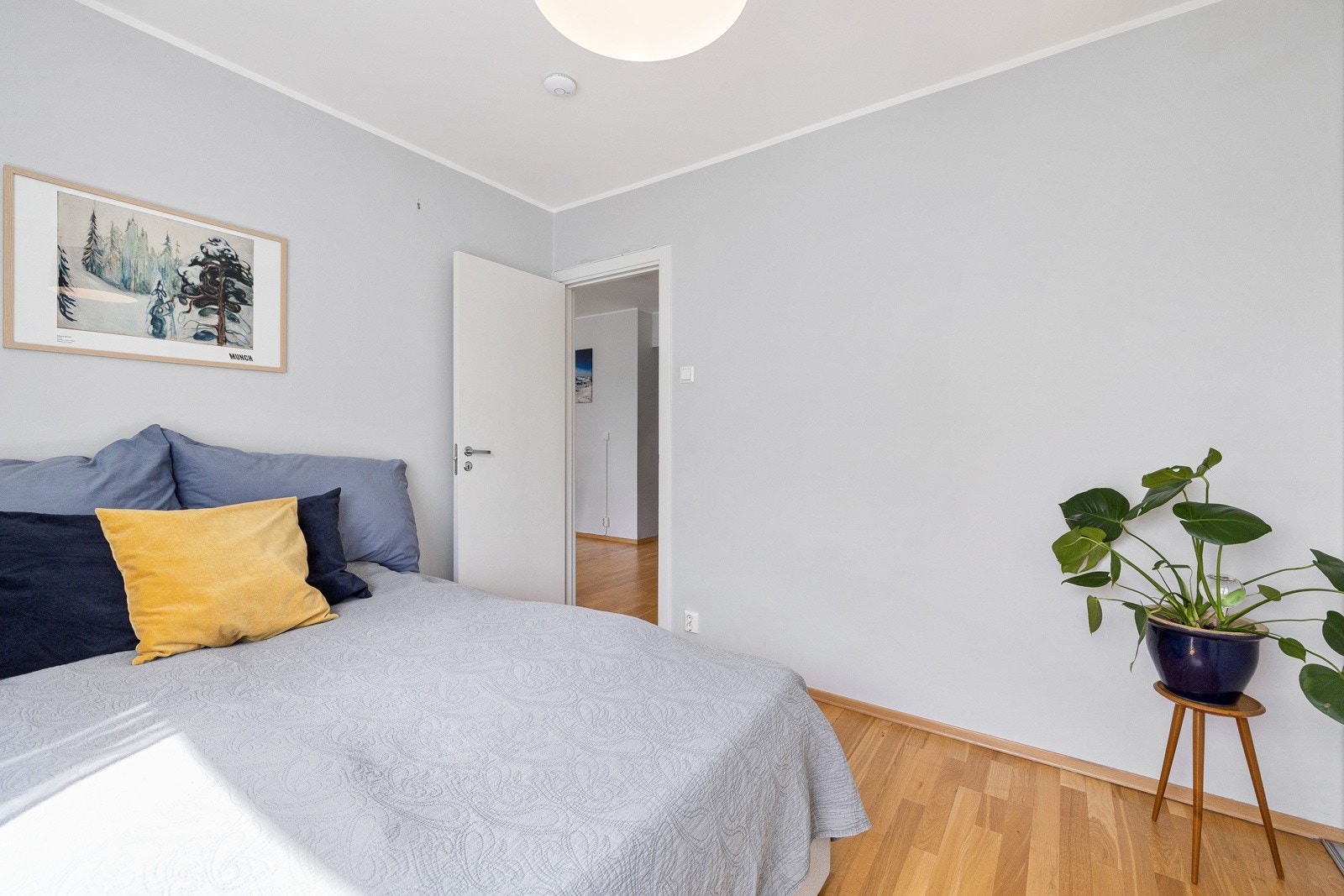 Behagelig hovedsoverom med stor skyvedørsgarderobe og plass til dobbeltseng. Galleribilde