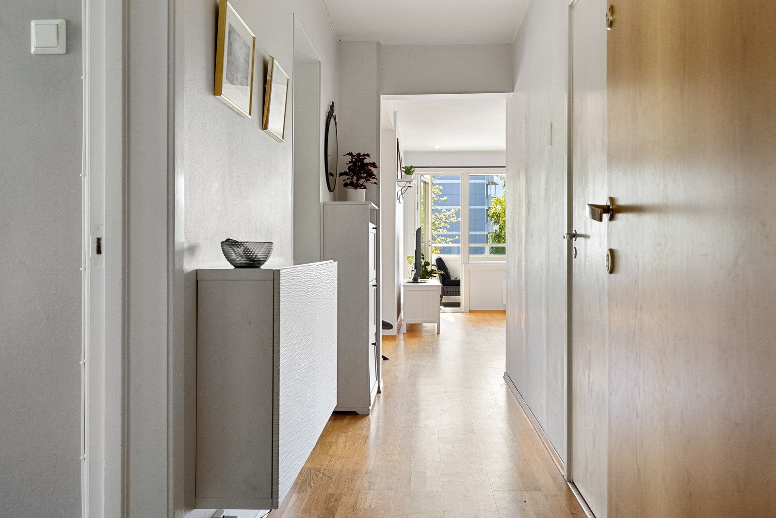 Hyggelig entré med plass til skoskap og knaggrekker eller lignende. Galleribilde