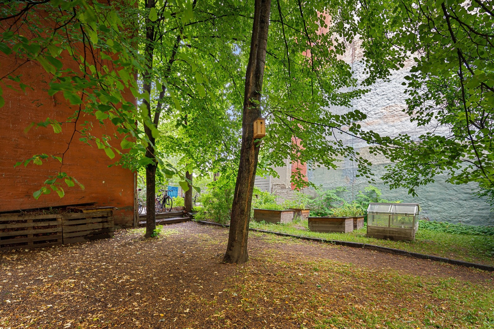 Borettslaget har en stor og hyggelig bakgård med gressplen, beplantning, trær m.m. Galleribilde