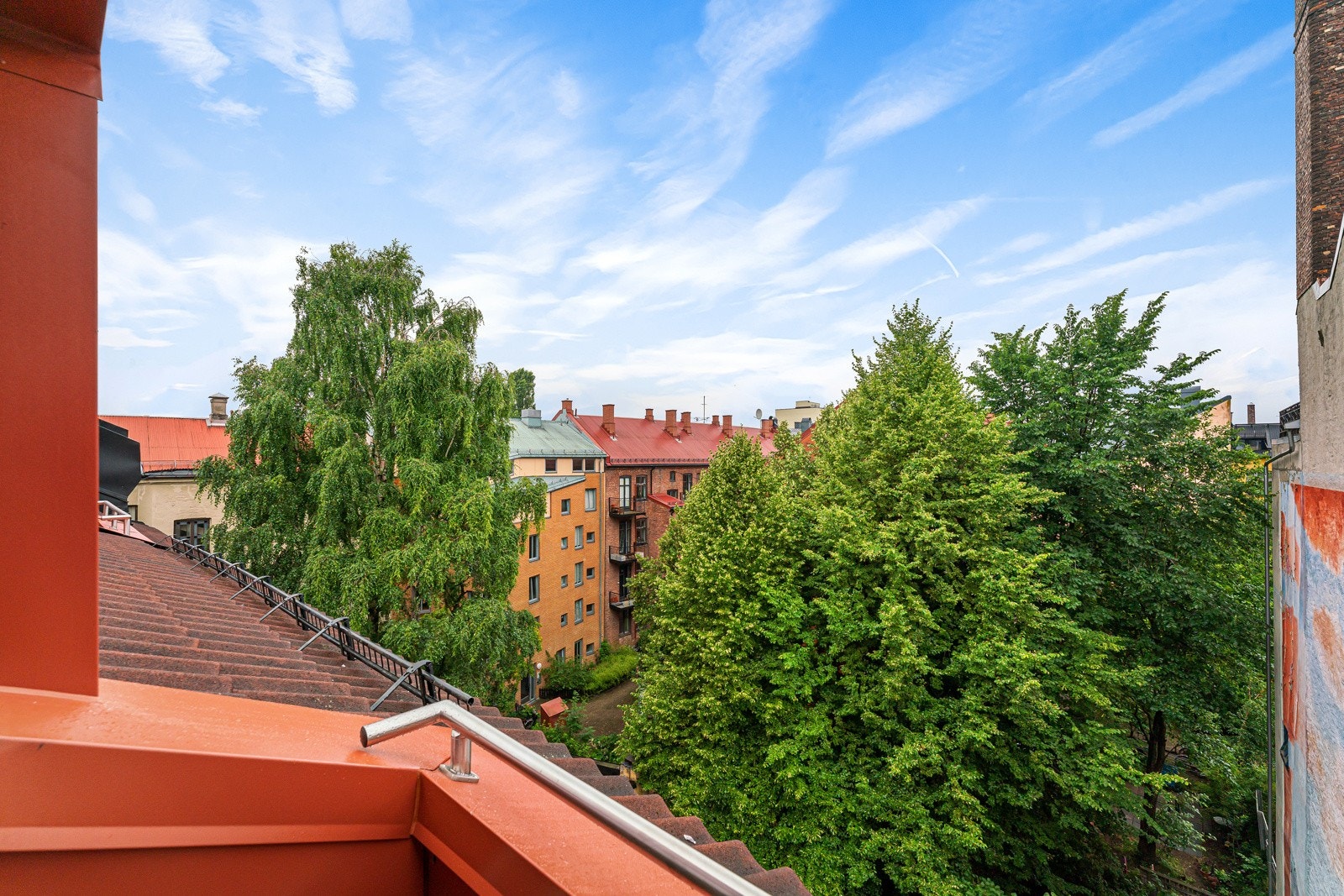 Hyggelig utsikt mot bakgården fra balkongen. Galleribilde