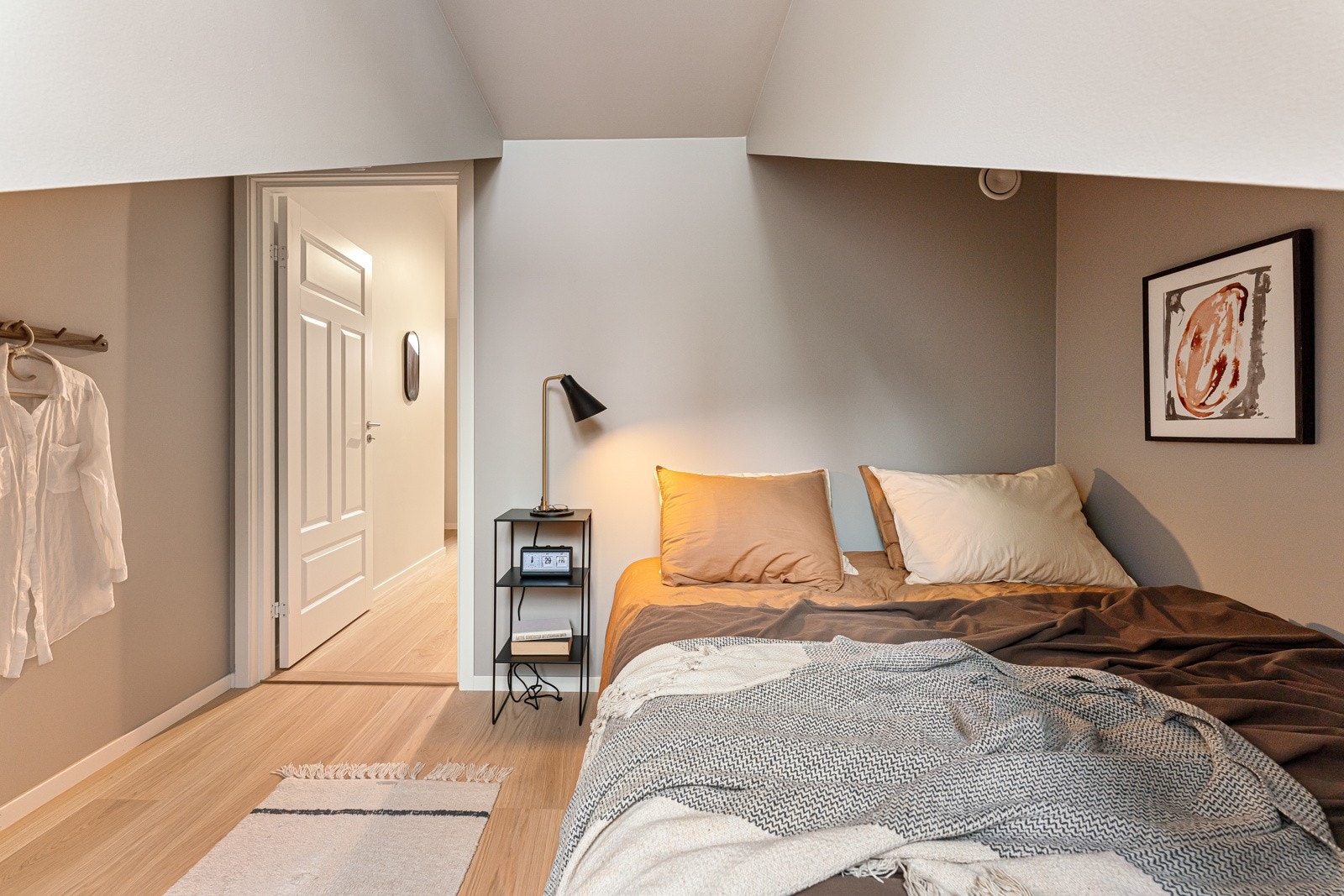 Hovedsoverom med plass til kommode/skap og ekstra oppbevaringsmuligheter i knevegg. Galleribilde
