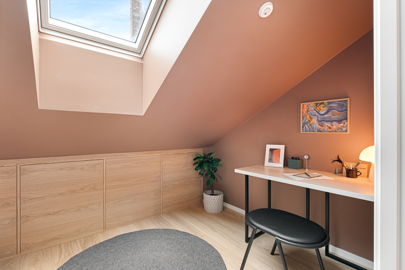 Soverom II vender mot bakgård og har plass til skrivebord, seng og garderobeskap. Galleribilde