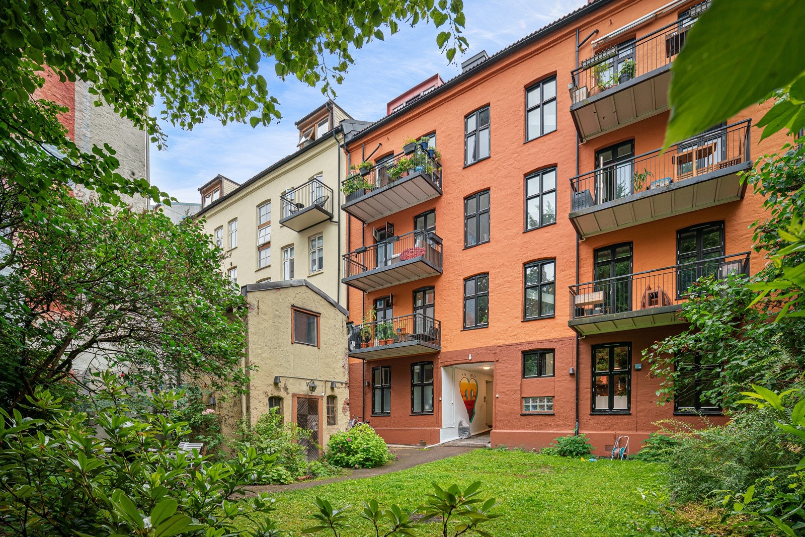 Fasade fra bakgård - Leiligheten ligger i byggets toppetasje. Galleribilde