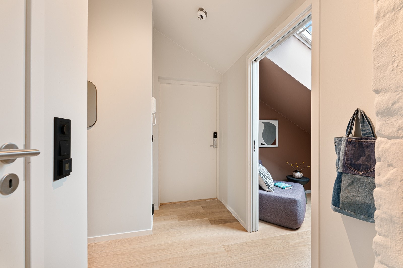 Innbydende inngangsparti med porttelefon montert på vegg. Elektrisk kodelås på ytterdør. Galleribilde