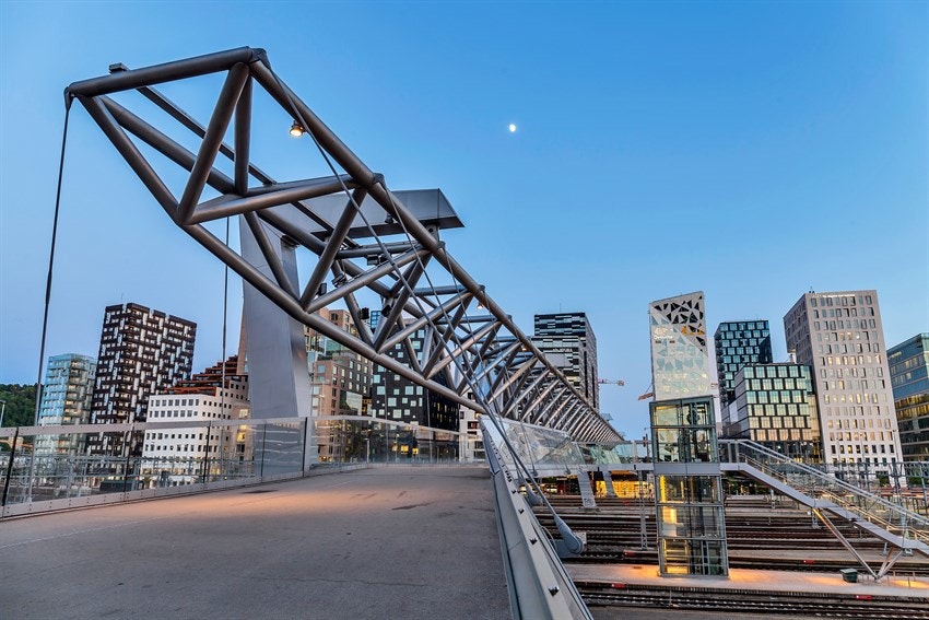 Kort vei til Oslo S med hyppige tog-, buss- og trikkeavganger. Like bak finner du Bjørvika og Sørenga med flotte bademuligheter. Galleribilde