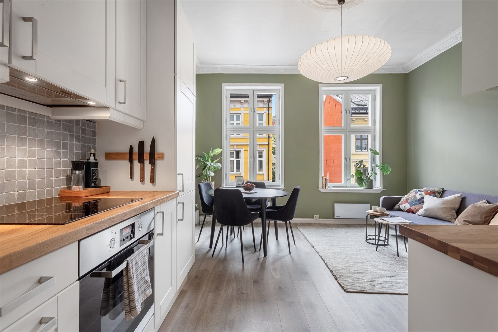 Enstavs laminatgulv. Omluftsventilator med kullfilter. Galleribilde