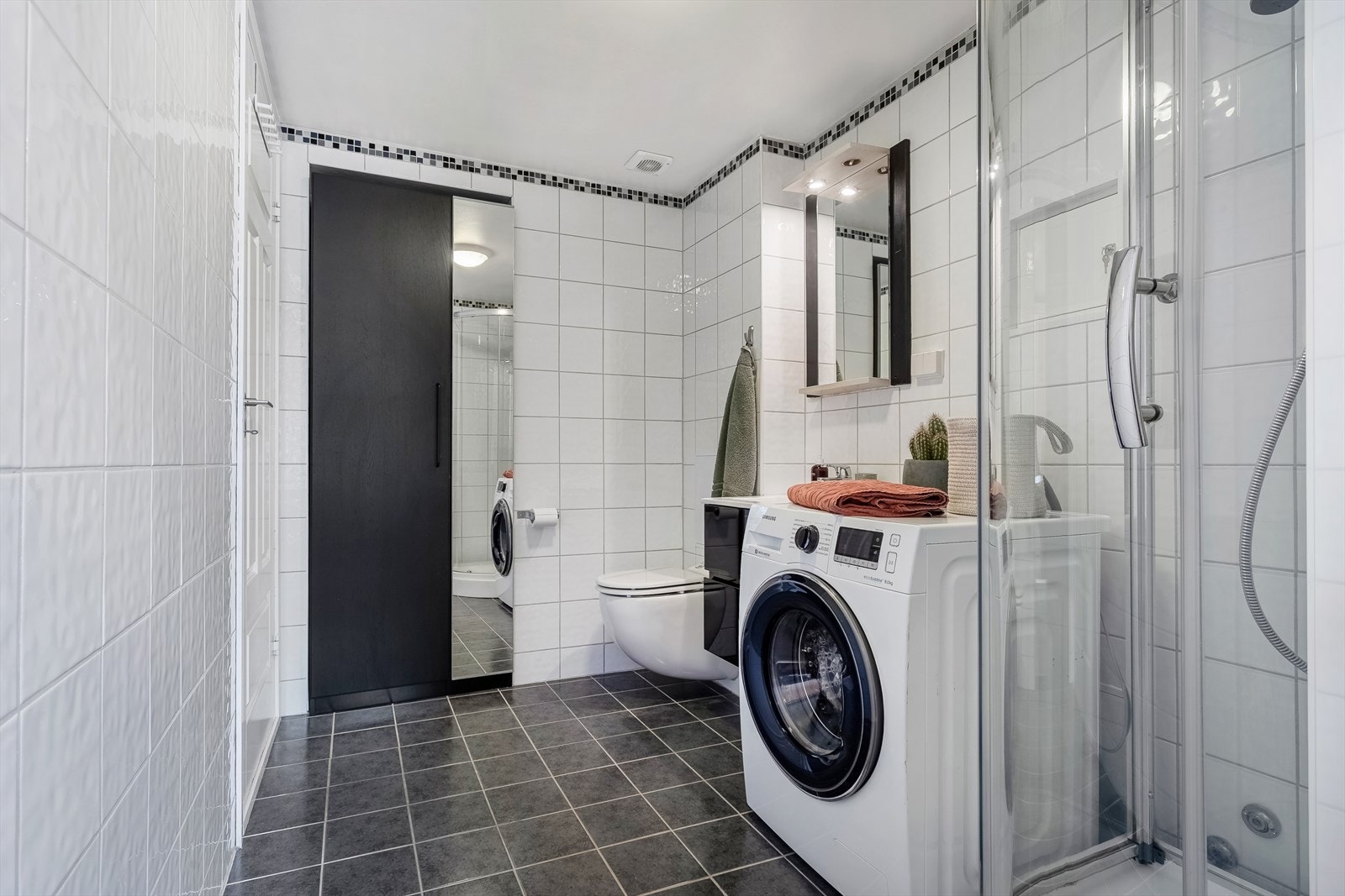 Plassbygget skap i vegg. Elektrisk vifte i himling og luftespalte under dør. Galleribilde