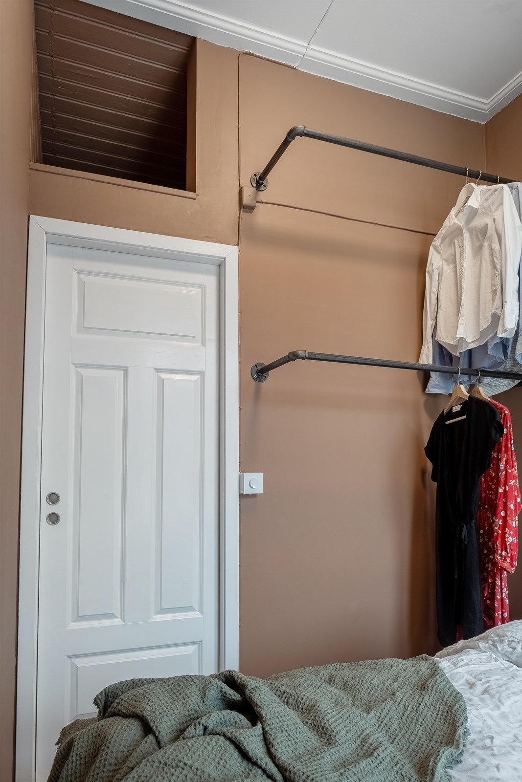 Lagringshems på ca. 4 m² over badet (0,7m takhøyde). Galleribilde