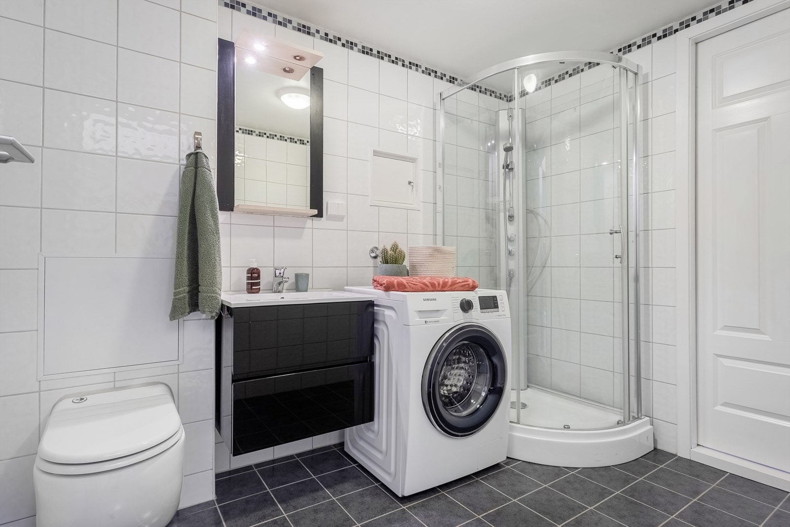 Stort flislagt baderom renovert i 2012 med varmekabler i gulv. Galleribilde