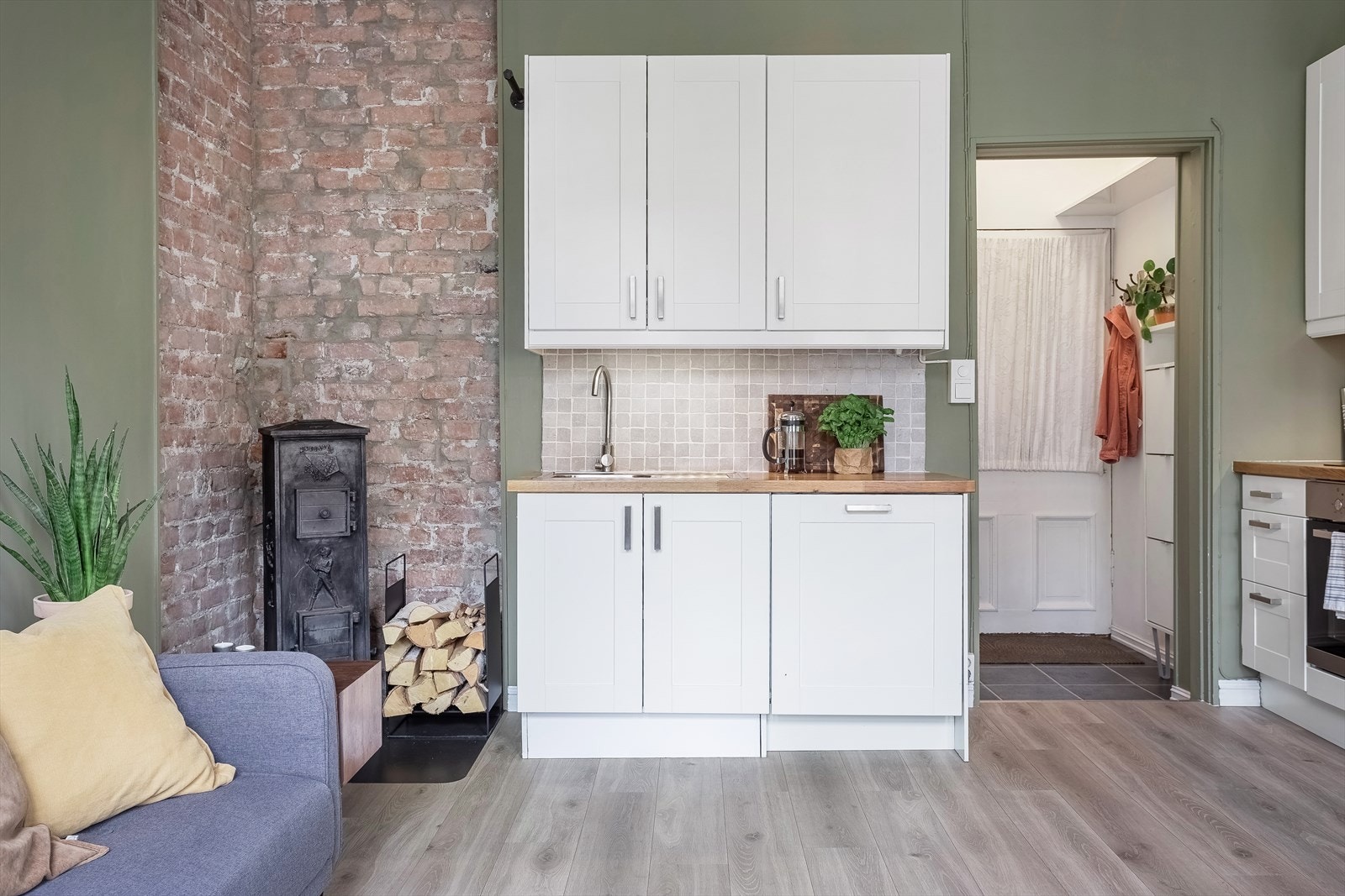 Stilren kjøkkeninnredning fra 2013. Det er montert waterguard under oppvaskkummen. Galleribilde