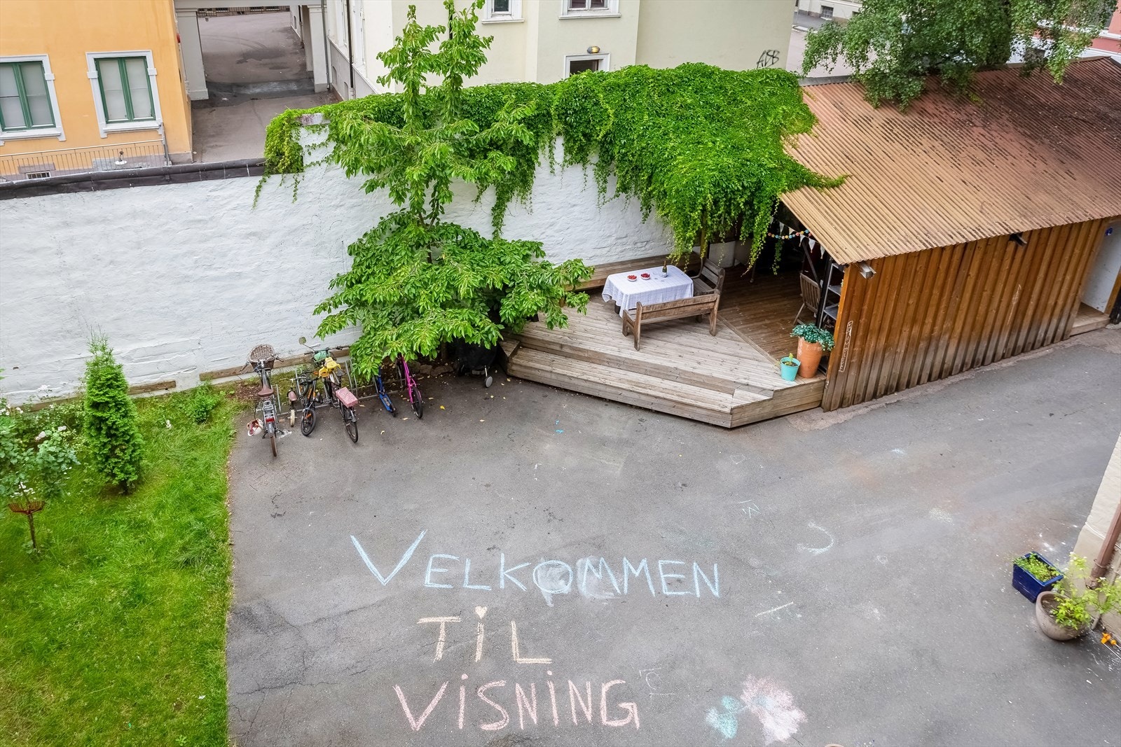 Lukket bakgård. Velkommen til visning. Galleribilde