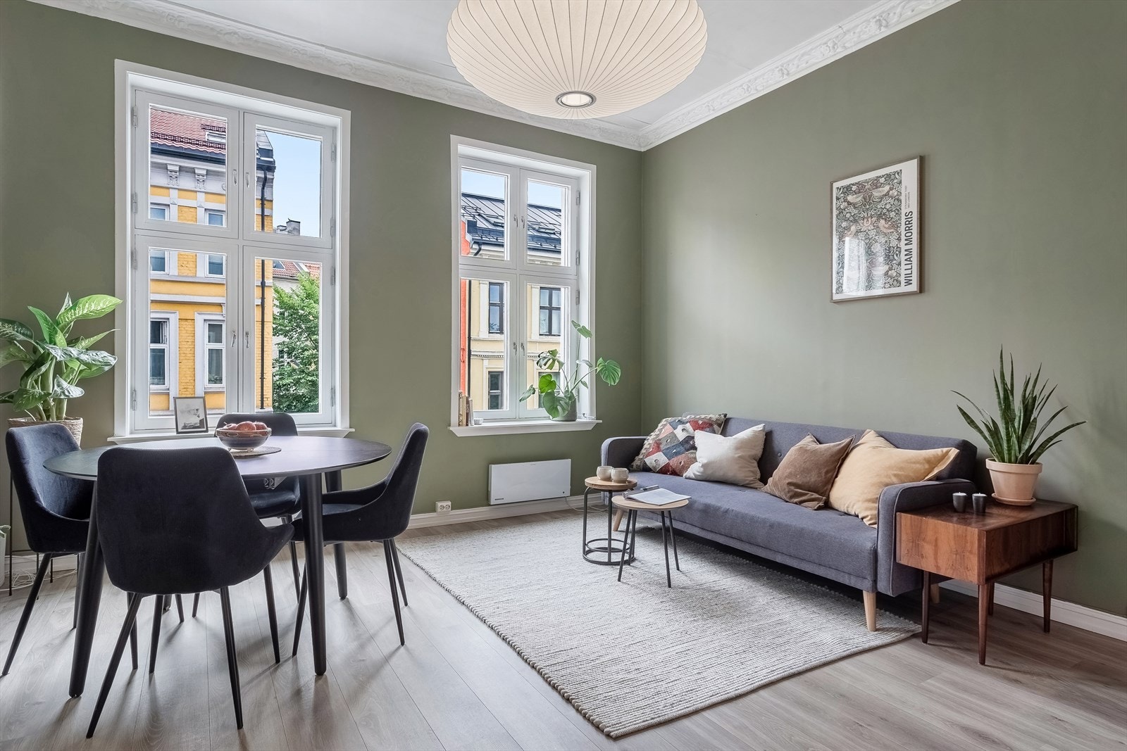 Lyst og luftig oppholdsrom med over 3m takhøyde og store vindusflater. Galleribilde