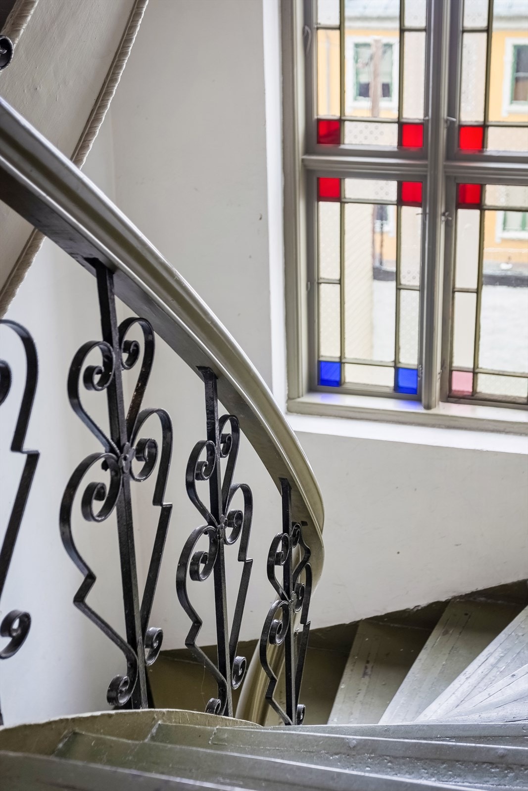 Trappeoppgang med klassiske detaljer. Andelen disponerer en kjellerbod på ca. 6,4 m². Galleribilde