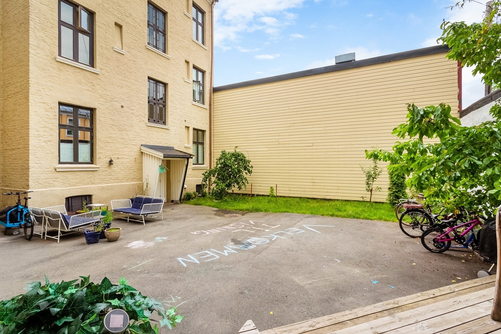 I bakgården er det også sykkelparkering. Galleribilde