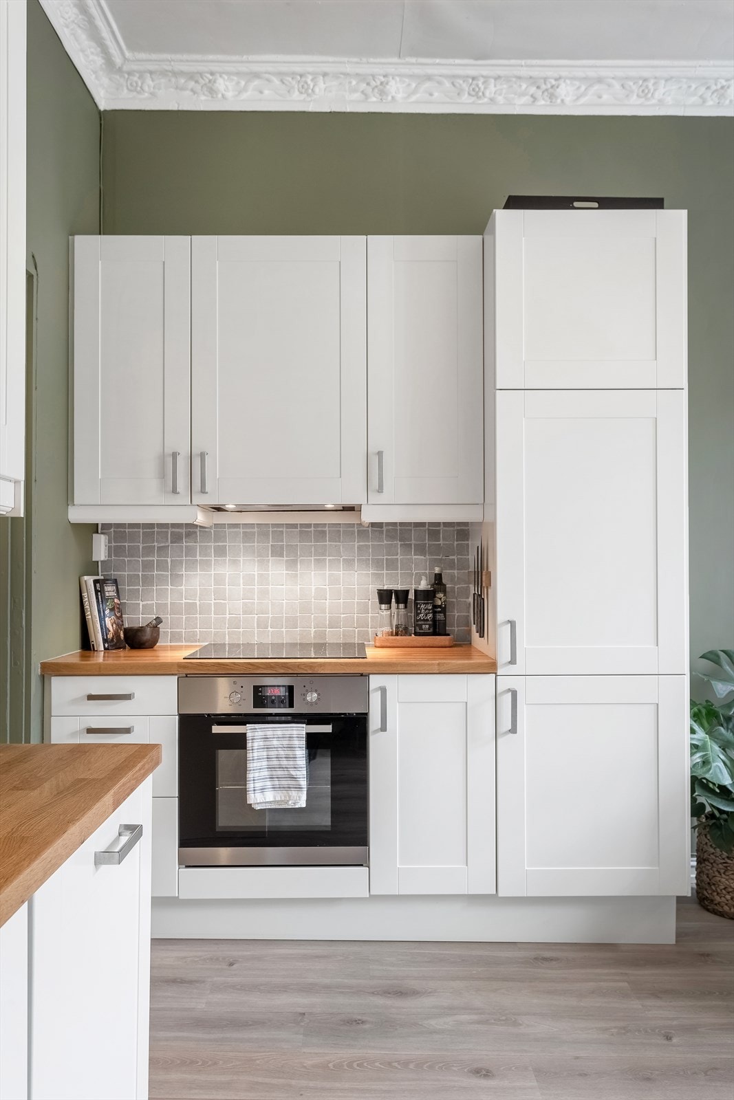 Integrert oppvaskmaskin, stekeovn, induksjonstopp og kombi kjøle- og fryseskap. Galleribilde