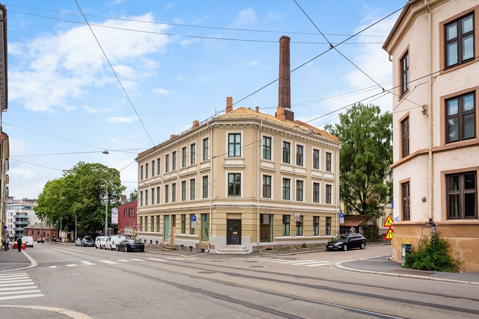 Bygget ligger på hjørnet av Vogts gate og Holts gate, rett over gaten for Hallénparken. Galleribilde