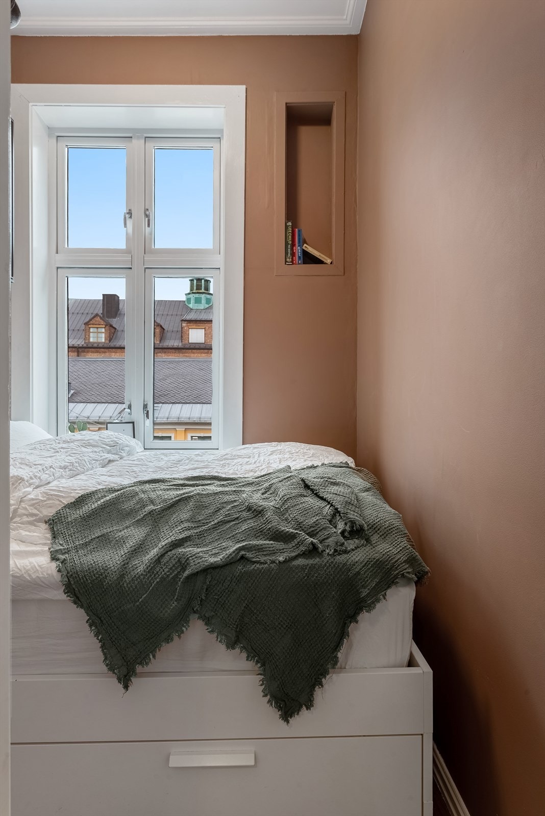 Lagringsplass i skuffer under sengen. Galleribilde