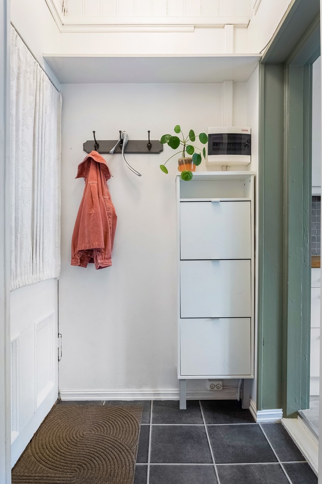 Flislagt entré/gang med knaggrekke og skoskap. Galleribilde
