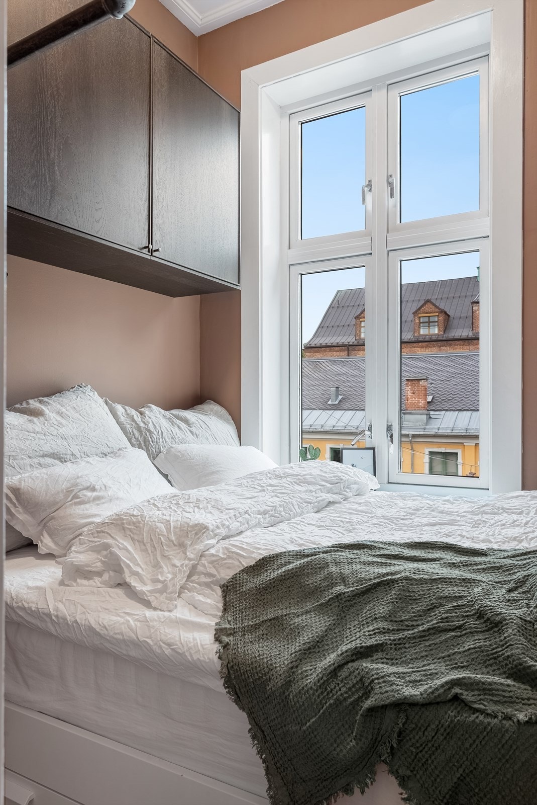 Lagringsplass i skap over sengen. Galleribilde