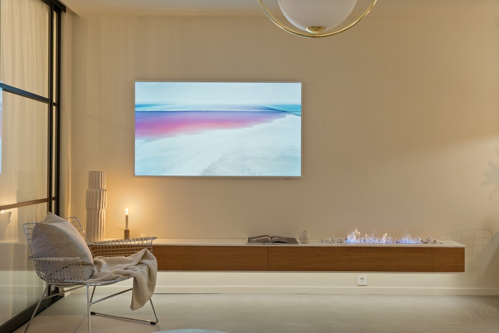 Biopeis som luner og gir en hyggelig atmosfære i stue Galleribilde