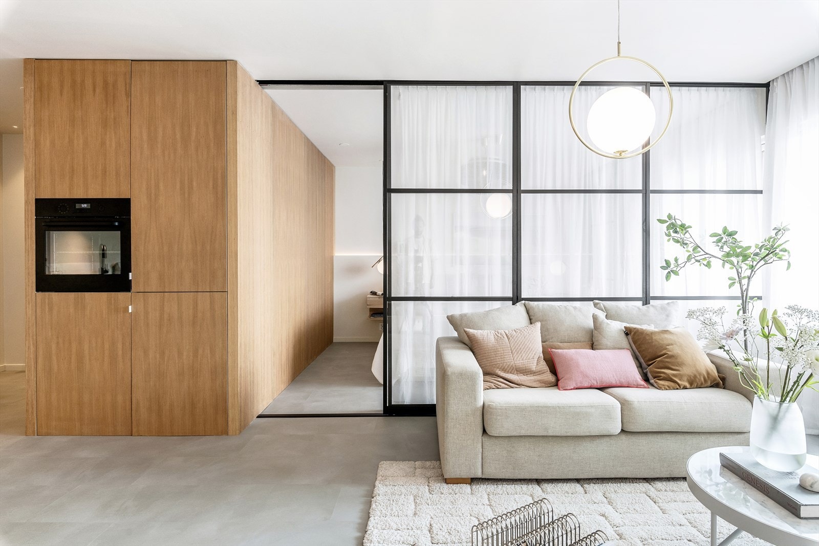 Tidsriktige farge- og materialvalg er gjennomgående i hele leiligheten. Her kan du flytte rett inn! Galleribilde