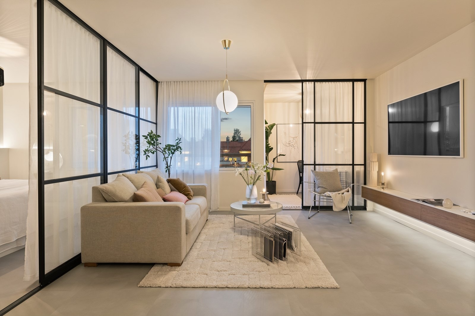 Leiligheten har flotte smijernsdører som veggdelere, dette gjør også leiligheten ekstra lys og luftig Galleribilde