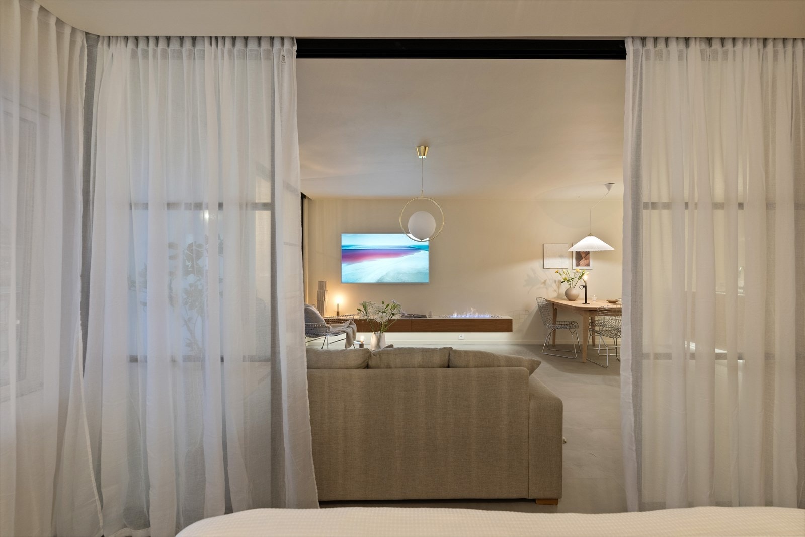 Smijernsdørene kan åpnes mellom stue og soverom - her får du hotellfølelsen med TV på senga Galleribilde